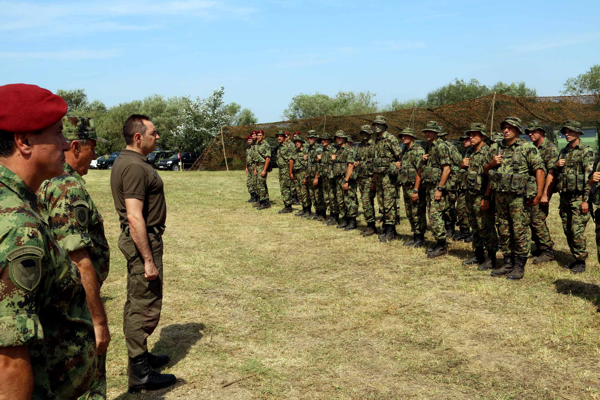 Ministar Vulin i general Diković obišli obuku 63. padobranskog bataljona, 24. avgusta 2018. godine u Deliblatskoj peščari | Foto Srđan Hajster, MC Odbrana