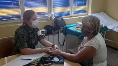 Pomoć vojnih lekara...