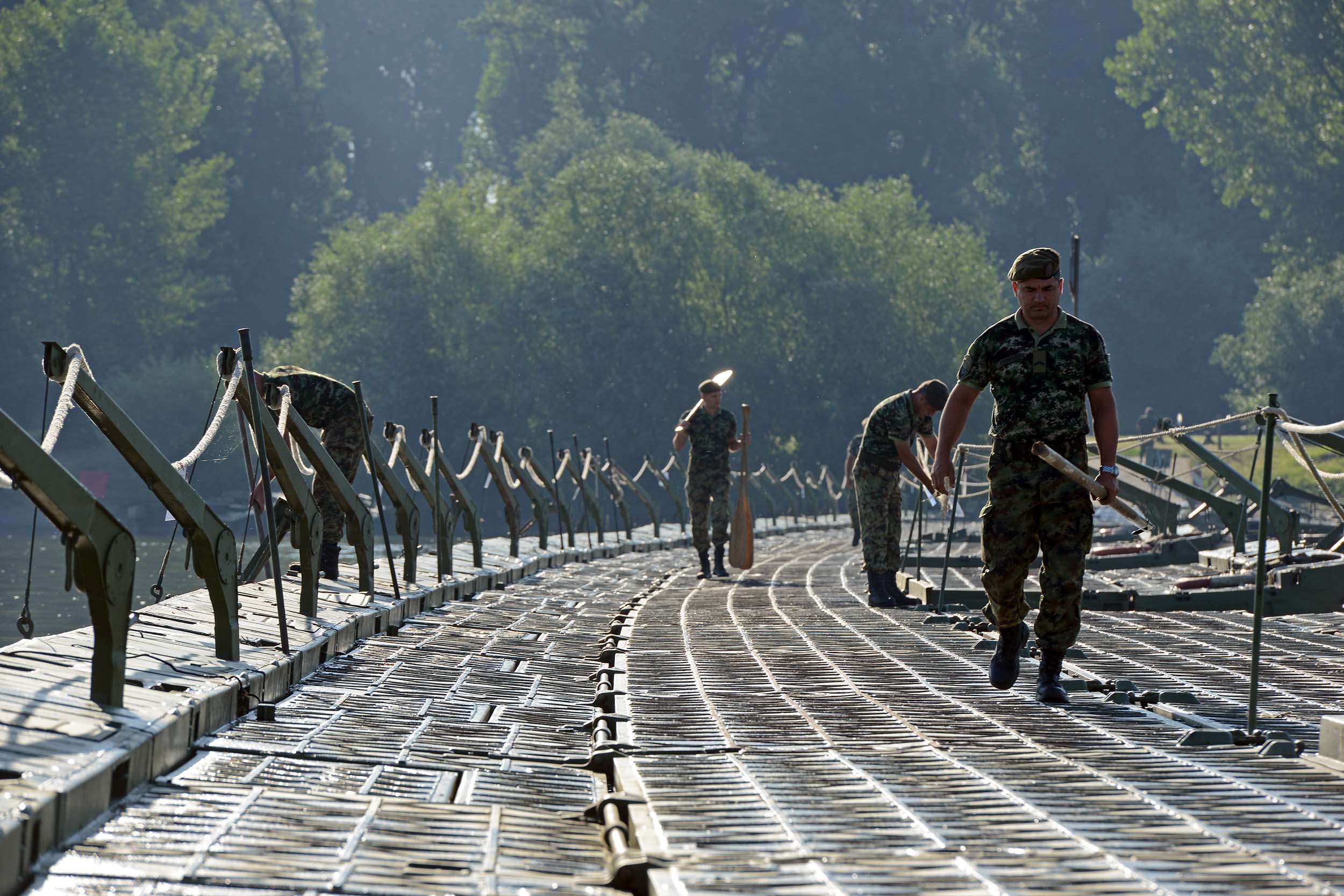vojska srbije postavila pontonski most do velikog ratnog ostrva jun2022 18