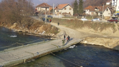 Disassembling the pontoon bridge in Brodarevo