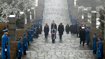 Ministar odbrane i načelnik Generalštaba položili vence na grob Neznanog junaka na Avali