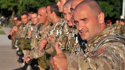 Zajednička obuka naših i crnogorskih padobranaca