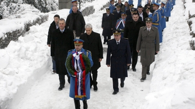 Положени венци на Споменик незнаном јунаку на Авали