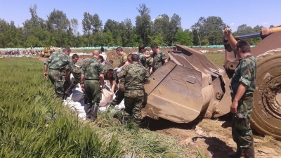 Припадници 126. бригаде ВОЈИН помажу угроженим грађанима