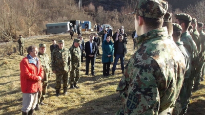 Ministar odbrane i načelnik Generalštaba s graditeljima cevovoda za vodosnabdevanje Užica