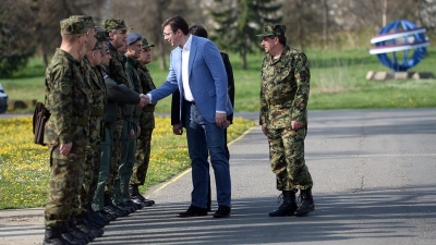 Премијер Вучић, министар Гашић и генерал Диковић обишли припаднике РВ и ПВО на аеродрому „Батајница“