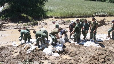 Припадници Војске Србије настављају са одбраном угрожених подручја