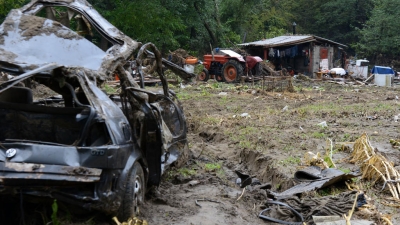 Ministar odbrane obišao poplavljena sela