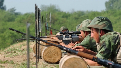Gađanje vojnika Centra za obuku Kopnene vojske snajperskom puškom M 76 i mitraljezom M 84, na poligonu 