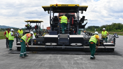 Minister Vulin Visits Works at the Military-civilian Airport “Morava”