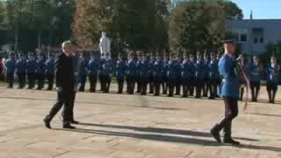 Laying wreaths - President Nikolic