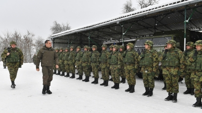 Министар Вулин и генерал Мојсиловић на Божић са припадницима Војске Србије на бази „Врапце“