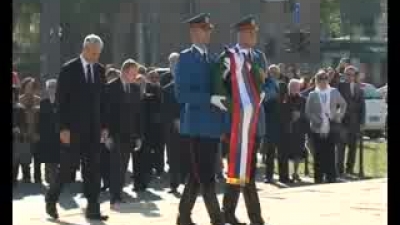President Tadic lays the wreath