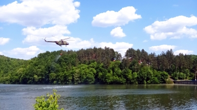 Helikopteri Vojske Srbije gase požar u čačanskoj „Slobodi“