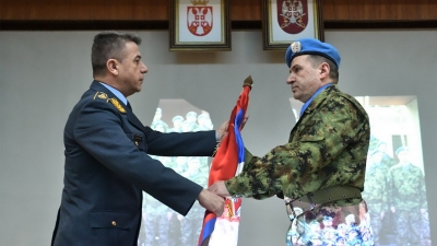 Предаја заставе команданту контингента пуковнику Драгану Антићу