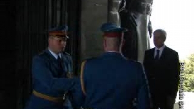 President Tadić laying the wreath on the Monument of Unknown Hero