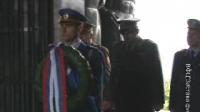 MoD and SAF delegation laying the wreath on the Monument of Unknown Hero